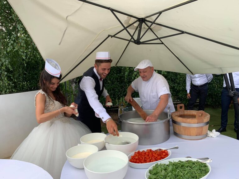 Chef e personale di sala preparano un’isola gastronomica all’aperto a Villa ReNoir