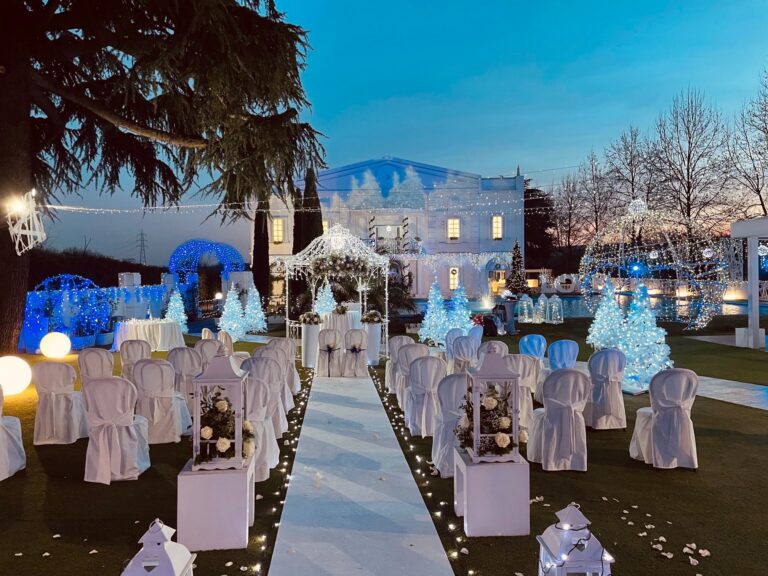 Allestimento di cerimonia all’aperto con luci e decorazioni davanti a Villa ReNoir