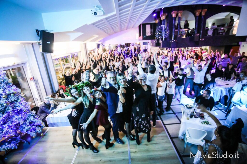 Ospiti riuniti nella sala di Villa ReNoir durante una serata di festa