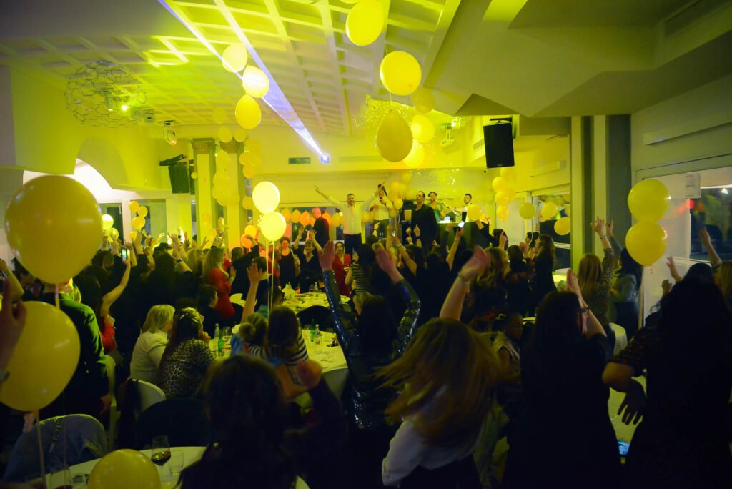 Festa della donna a milano con cena musica spettacoli animazione e balli in villa renoir