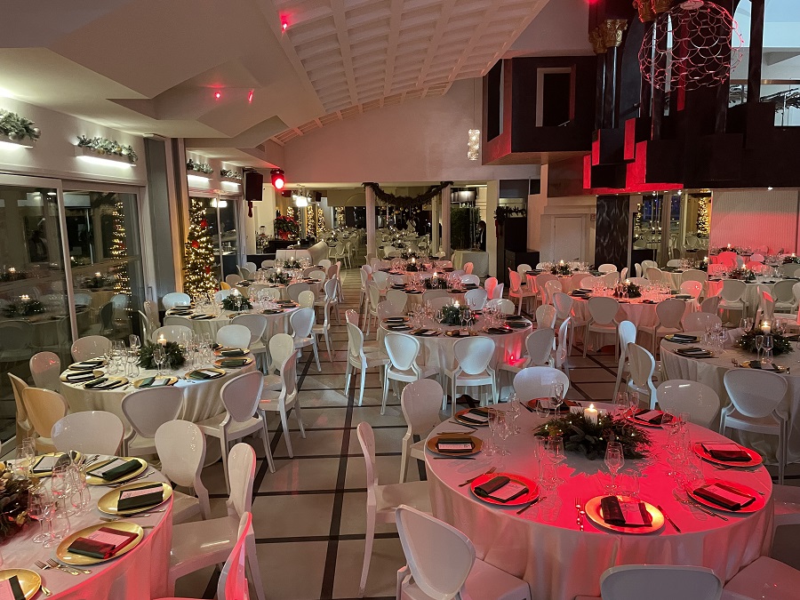Sala di Villa ReNoir con tavoli apparecchiati e illuminazione rossa